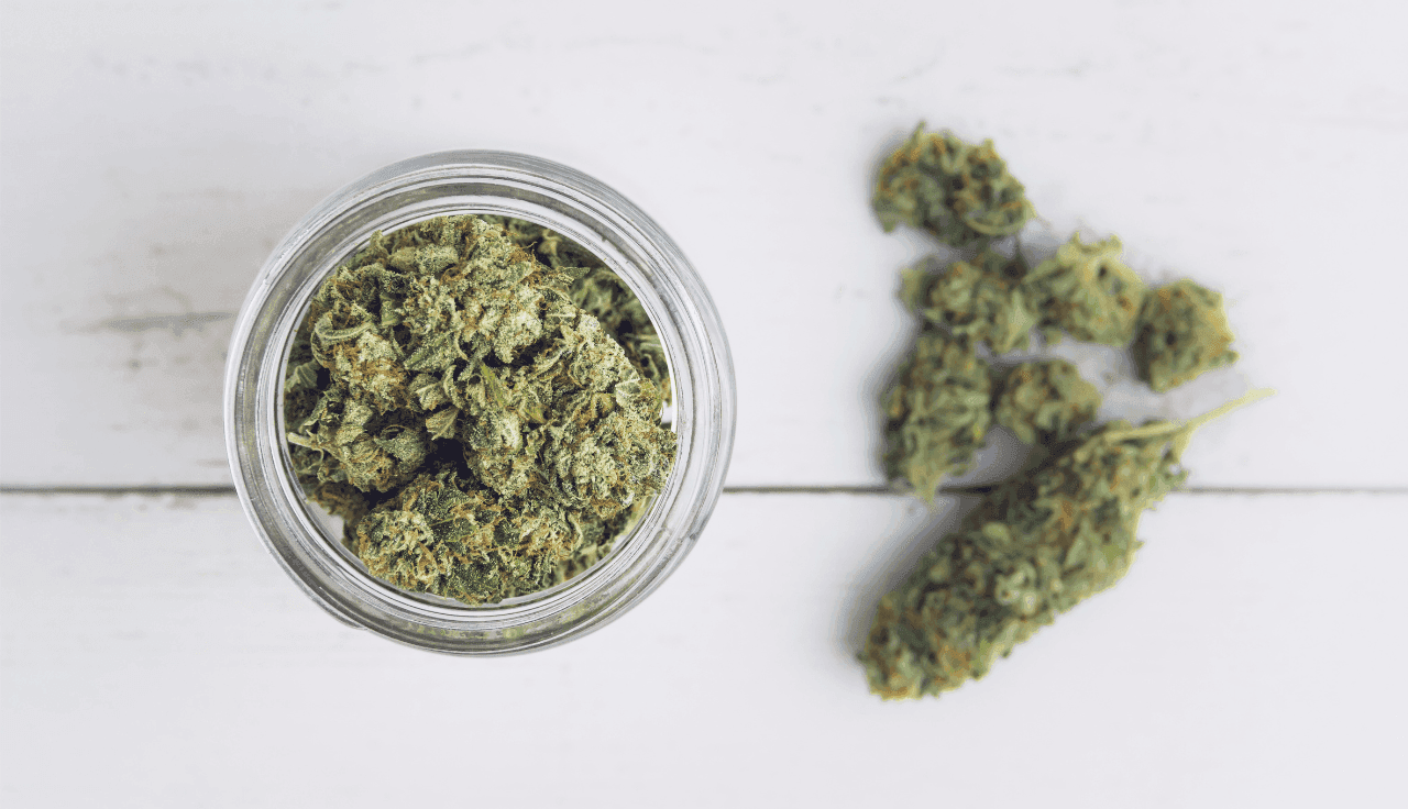 Cannabis Blüten auf grauem Tisch